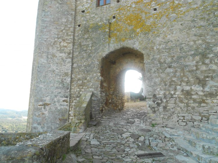 Entrada al castillo de Castellar de la Frontera. blessing ceremony English Spanish French